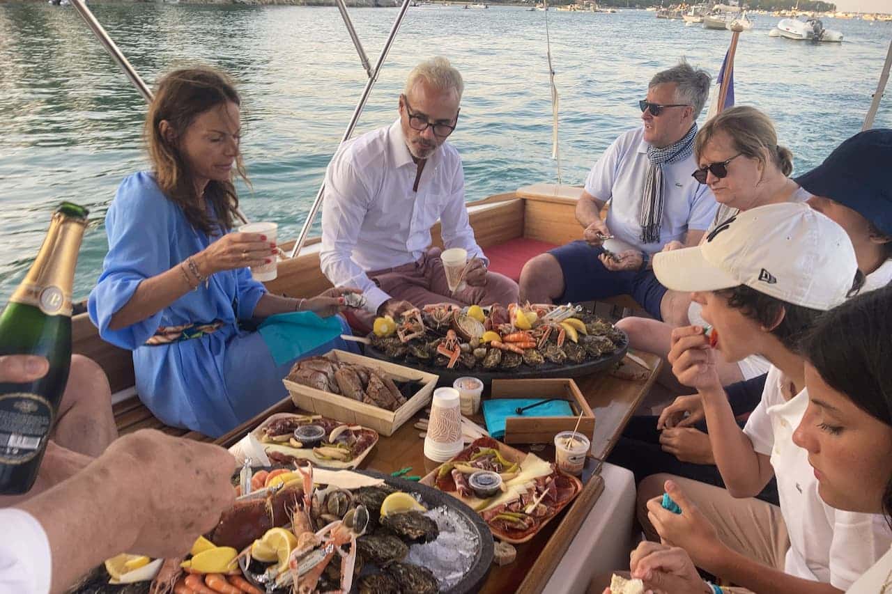 Balade en bateau avec pique-nique sur banc de sable — photo 2